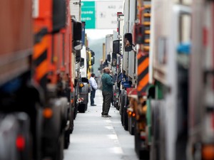 Fila de caminhões se forma no trecho da interligação entre a rodovia dos Imigrantes e Via Anchieta, no Planalto. O trânsito de acesso ao Porto de Santos ficou prejudicado por conta de problemas no Ecopátio, em Santos. (Foto: Nilton Fukuda/Estadão Conteúdo)