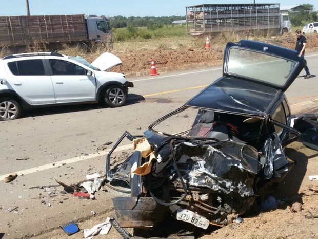Carros bateram de frente e motorista morreu nesta quinta-feira (5) (Foto:  Lucas Torres/ Portal Sorriso)