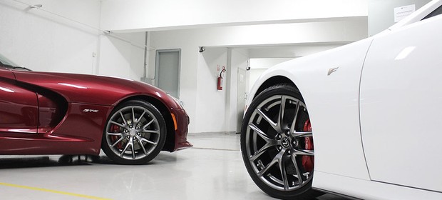 SRT Viper e Lexus LFA: 648 cv e 560 cv lado a lado! (Foto: Autoesporte) SRT Viper e Lexus LFA: 648 cv e 560 cv lado a lado! (Foto: Autoesporte)