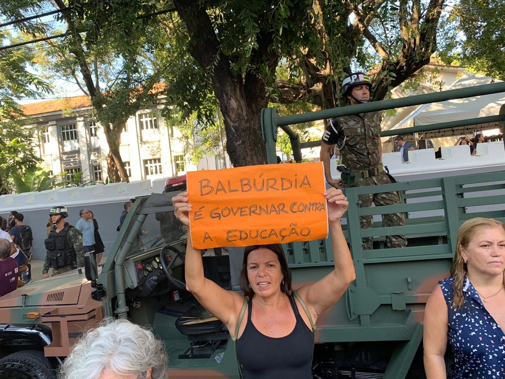 No protesto, cartazes contra cortes de verbas — Foto: Fernanda Rouvenat/G1Rio 