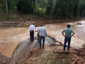 Governador visitou locais mais afetados pelas chuvas em Itaoca (Foto:  Solange Freitas / G1)