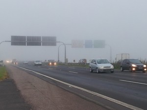 Neblina foi mais uma dificuldade para os motoristas que trafegaram pela freeway na manhã desta segunda-feira (Foto: Josmar Leite/RBS TV)