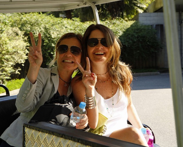 Indicadas ao prêmio de melhor atriz, Claudia Abreu e Adriana Esteves chegaram juntas (Foto: Domingão do Faustão/TV Globo)