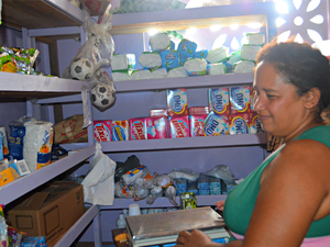 Comerciante Francisca recorre a saco de gelo para não perder alimentos (Foto: Vanísia Nery/G1) Comerciante Francisca recorre a saco de gelo para não perder alimentos (Foto: Vanísia Nery/G1)