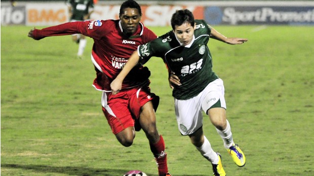 Medina tenta jogada no empate entre Guarani e Boa Esporte (Foto: Rodrigo Villalba / Memory Press)