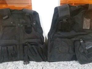 Coletes semelhantes aos usados por policiais também foram apreendidos (Foto: Divulgação/PRF)