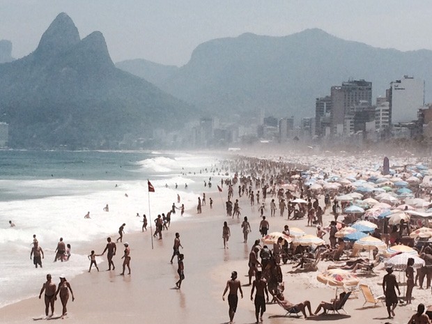 Calor forte fez cariocas irem à praia neste domingo (Foto: Henrique Coelho/G1)