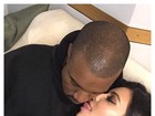 Kim Kardashian lambe o marido, Kanye West