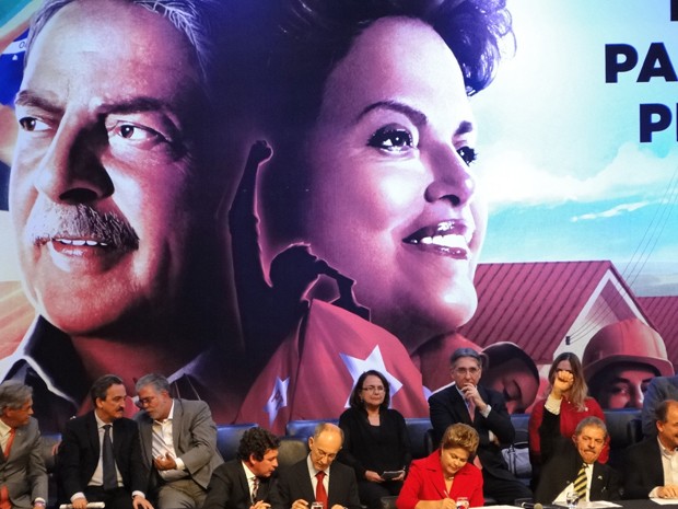 O ex-presidente Luiz Inácio Lula da Silva e a presidente Dilma Rousseff nesta segunda (15), em seminário do PT em Belo Horizonte (Foto: Pedro Triginelli/G1)