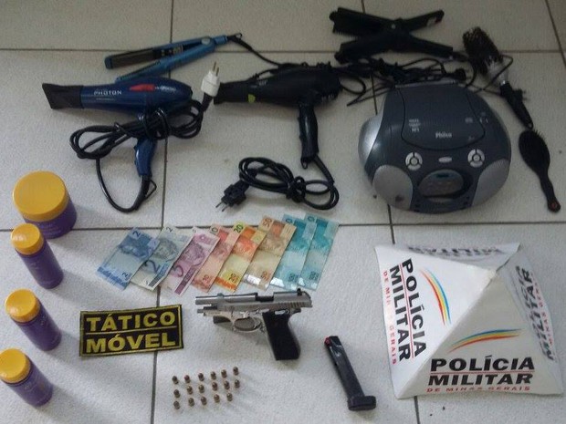 Mulher rouba secadores e shampos em salão de beleza de Divinópolis (Foto: Polícia Militar/Divulgação)