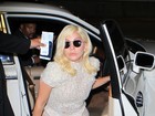Lady Gaga viaja usando look glamuroso e de pernas de fora