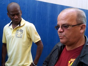 Orlando Alves (à direita) e Anderson de Souza na frente da DIG em Campinas (Foto: Marília Rastelli / G1 Campinas)
