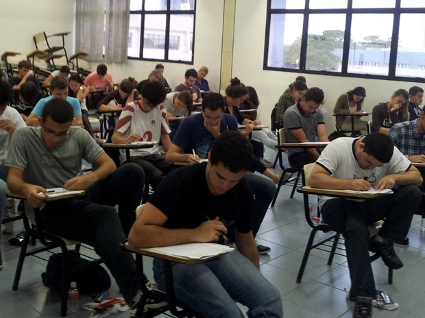 Estudantes durante primeiro dia de prova da segunda fase da Unicamp (Foto: Luciano Calafiori / G1)
