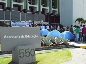 Professores das universidades estaduais da Bahia ocupam sede de secretaria no CAB (Foto: Divulgação/Aduneb)