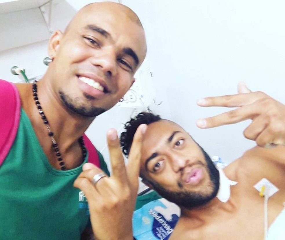 Charles (direita) recebeu a visita do amigo e companheiro de equipe, Felipe. Atacante está bem, mas continua em observação no hospital (Foto: Divulgação/Arquivo pessoal)