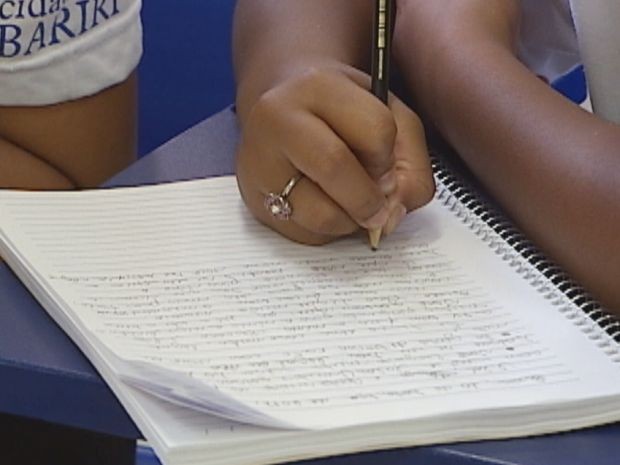 Em Bariri, a troca de cartas incentiva o hábito escrita entre os alunos e promove amizades. (Foto: reprodução/ TV Tem )