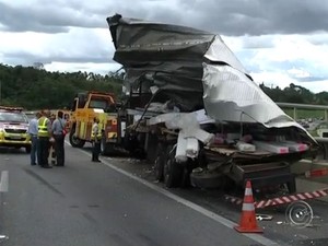 Acidente entre ônibus e caminhão interdita Bandeirantes em Jundiaí (Foto: Reprodução/TV TEM)