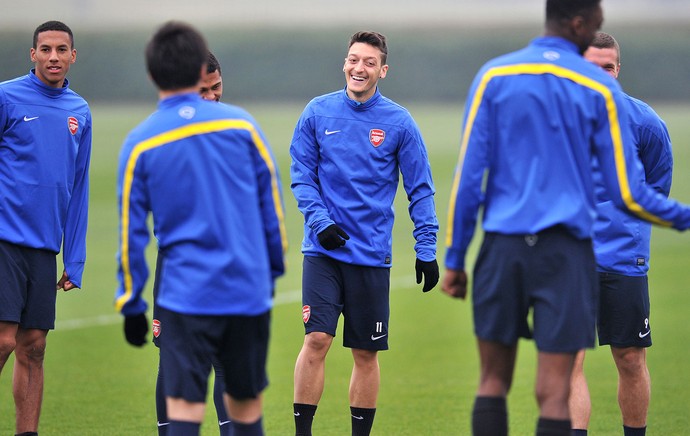 Treino Arsenal Ozil (Foto: AFP) Treino Arsenal Ozil (Foto: AFP)