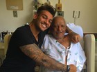 Lucas Lucco visita avô no hospital: 'Me fortalece ver a alegria dele'