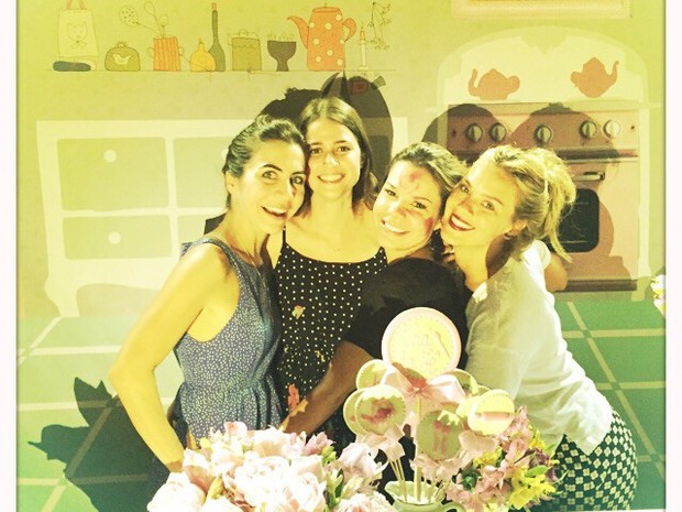 Carolina Dieckmann com amigas no chá de panela de Fernanda Souza no Rio (Foto: Instagram/ Reprodução)