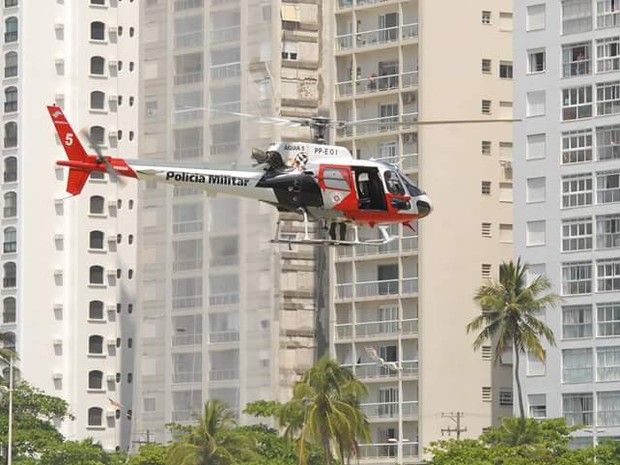 Helicóptero Águia levou jovem até a areia da Praia da Enseada, em Guarujá (Foto: Daniel Cruz/Arquivo Pessoal)