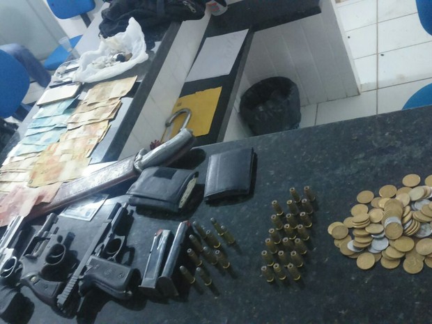 Com eles a polícia encontrou revólveres, pistolas, munição e uma quantia em dinheiro. (Foto: Divulgação/SSP-MA)