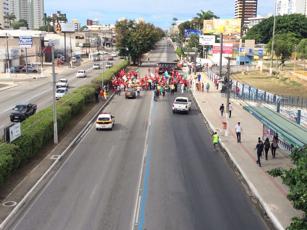 Bloqueio em frente ao Cepa impede tráfego na Avenida Fernandes Lima, em Maceió (Foto: Michelle Farias/G1) Bloqueio em frente ao Cepa impede tráfego na Avenida Fernandes Lima, em Maceió (Foto: Michelle Farias/G1)