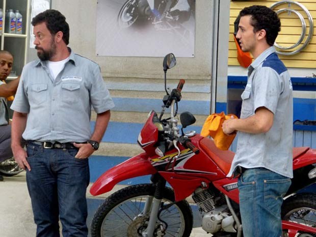 Os "encantos" do bad boy não funcionam com a Lia  (Foto: Malhação / TV Globo)