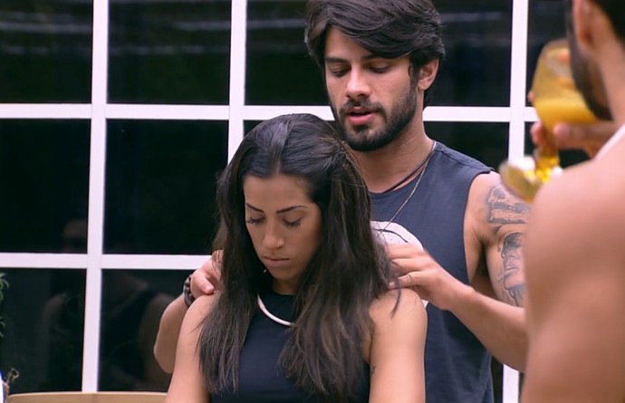 Renan faz massagem em Juliana (Foto: TV Globo)