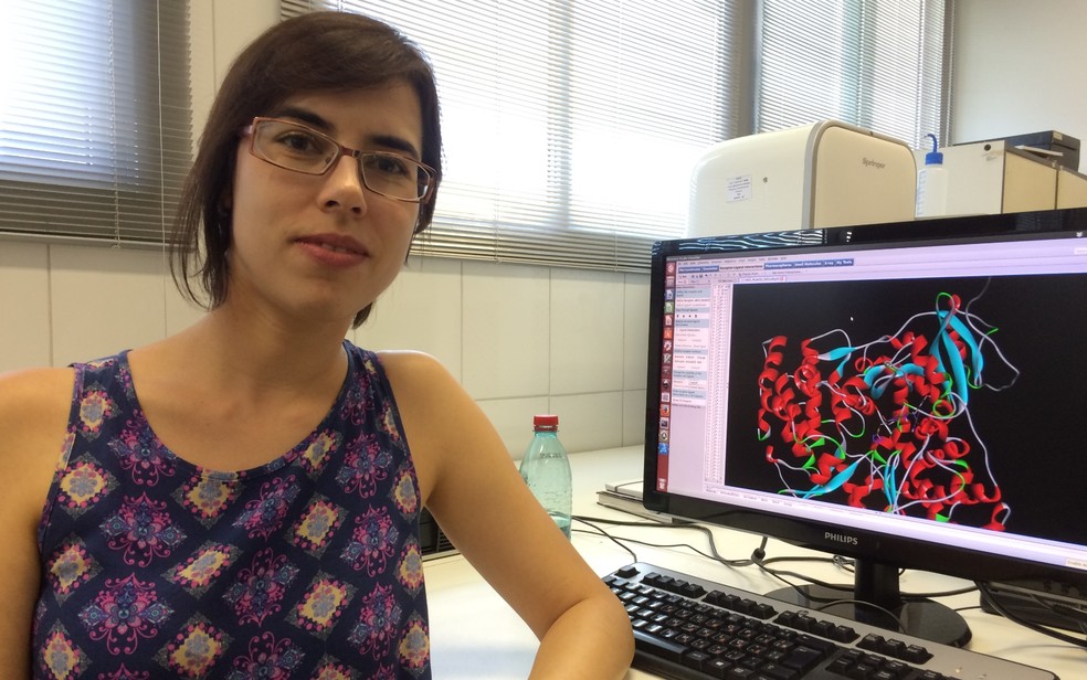 Melina Mottim é uma das pesquisadoras que atua na seleção de compostos contra a zika (Foto: Vitor Santana/G1)