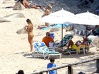 Após show no Rock in Rio, Rod Stewart vai à praia e dá confere em brasileira