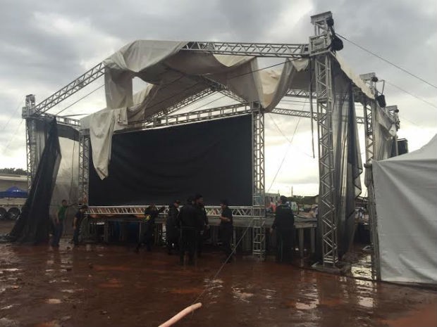 Palco principal teve a cobertura arrancada e a estrutura abalada pelo temporal da manhã deste sábado (Foto: Claudia Gaigher/TV Morena)