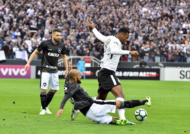 Corinthians insiste, supera Gatito, vence misto do Botafogo e mantém folga