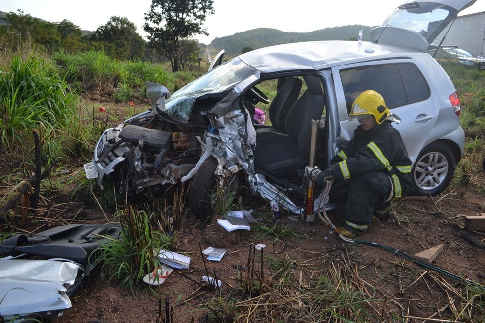 Carro ficou destruído após bater na lateral de caminhão (Foto: Divulgação/Surgiu.com)