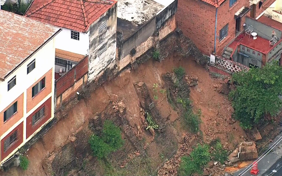 Muro de arrimo veio abaixo com as chuvas deste domingo (Foto: TV Globo/Reprodução)