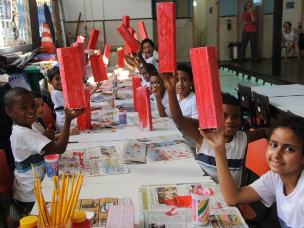 Professora cria jogos infantis com material reciclado