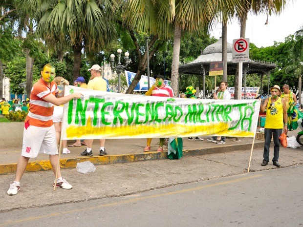 Parte dos manifestantes pediu intervenÃ§Ã£o militar no Brasil. (Foto: RenÃª DiÃ³z / G1)