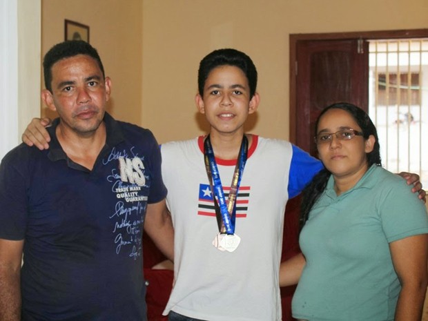 Estudante Thiago Pinheiro com os pais  (Foto: Rafael Gonçalves )