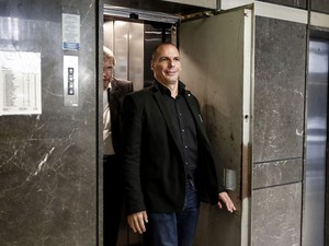 O Ministro das Finanças grego, Yanis Varoufakis, chega ao ministério nesta terça-feira (28). Ele foi vítima de um ataque anarquista no mesmo dia (Foto: Yorgos Karahalis/AP)