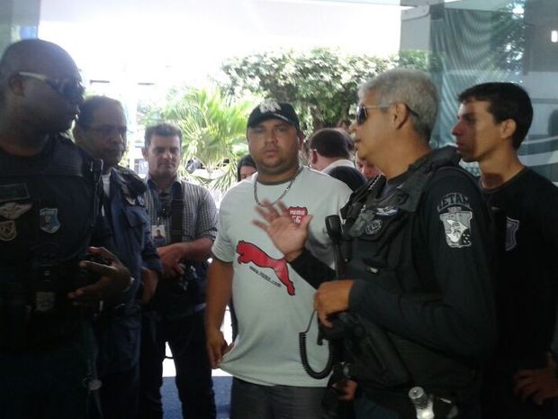 Eronilton Santos, pai de Tiago Sobral, foi at a delegacia para ouvir do assassino do filho o real motivo do crime (Foto: Marina Fontenele/G1)