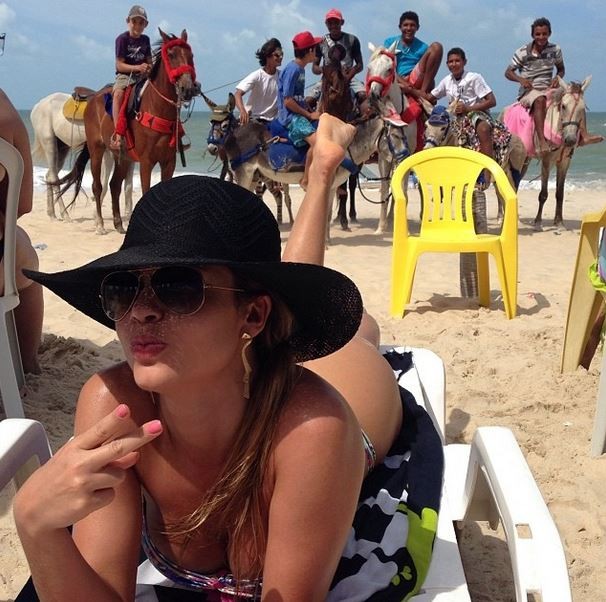 EGO De biquíni ex BBB Cacau Colucci reúne plateia em praia de