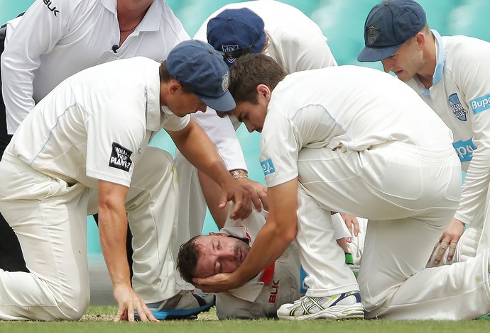 Phil Hughes, leva bolada no rosto críquete (Foto: Mark Metcalfe / Getty Images)