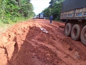 Atoleiros deixam veículos parados na estrada (Foto: Abinoan Santiago/G1)