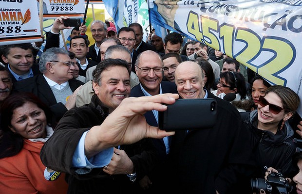 Aécio faz selfie com os tucanos Geraldo Alckmin, que disputa a reeleição para o governo de São Paulo e José Serra, que concorre ao Senado, na porta da fábrica Voith, no Jaraguá, em São Paulo (Foto: Orlando Brito/Divulgação)