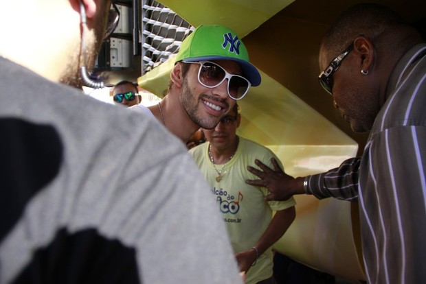 Gusttavo Lima chegando no trio (Foto: Dilson Silva e Andre Muzzel/ Ag. News)