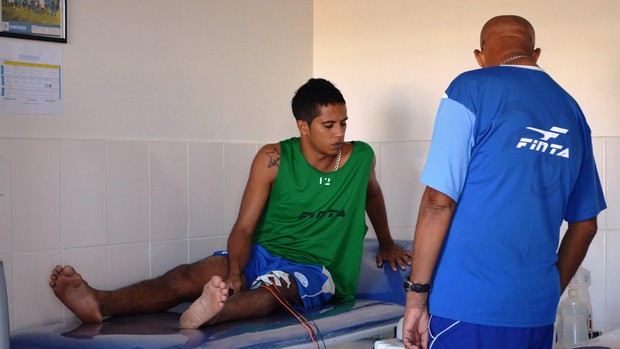 Cesinha está fazendo um tratamento intensivo  (Foto: Felipe Martins/GLOBOESPORTE.COM)