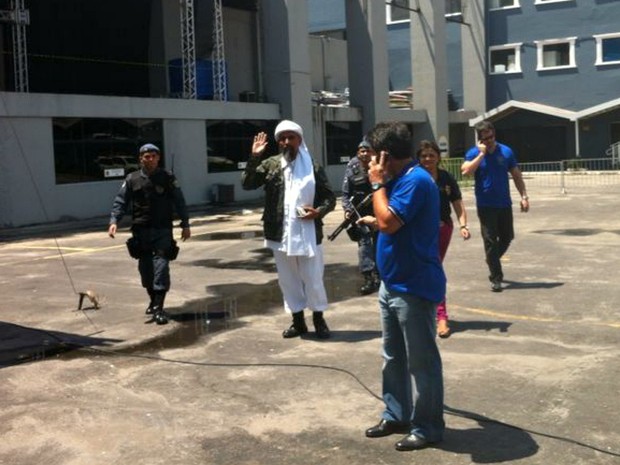 Candidato Osama Bin Laden foi detido em porta de escola (Foto: Catiane Moura/TV Amazonas)