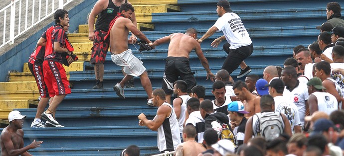 confusão torcida Atlético-PR e Vasco jogo (Foto: Geraldo Bubniak / Agência Estado)