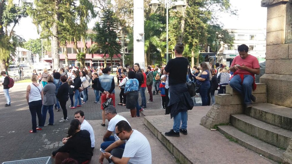 Em Joinville, Sinsej organizou protesto na praça da Bandeira  (Foto: Marcos Pereira/RBS TV)