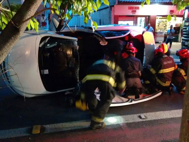 Acidente deixou uma mulher ferida (Foto: Fábio Tito/G1)